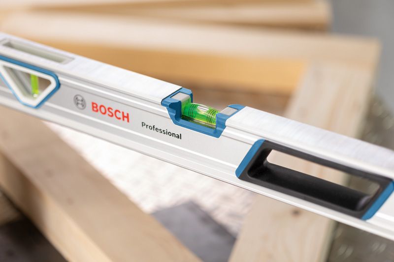 Level 60 cm Aluminum optical level measuring the alignment of wooden beams.