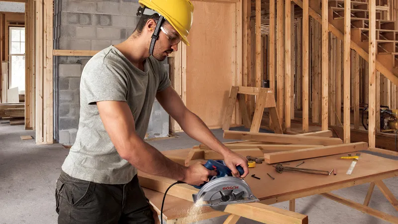 GKS 140 Man using circular saw.