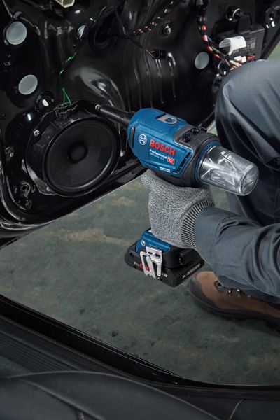 GRG 18V-16 C Person wearing safety equipment installs a speaker in a car door using a cordless power tool.