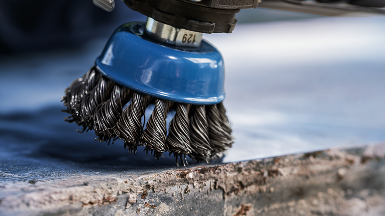PRO Metal clean Cup Brush, 75 x 0.3 mm, Thread Wire brush attachment cleaning rust from a metal surface.