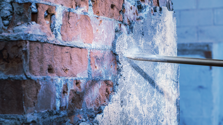 PRO SDS max-4C Pointed Chisel Set, 400 mm, 10 pcs Chisel removes concrete plaster from a brick wall.