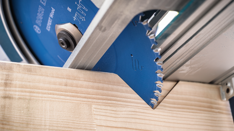 EXPERT Wood Circular Saw Blade, 165 x 2.6/1.6 x 20 mm, T24 Circular saw blade cutting through a piece of wood.