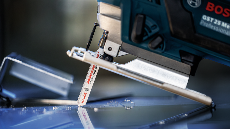 EXPERT Tough Metal medium T118EHM Jigsaw Blade, 3 pcs Jigsaw cutting through a sheet of glass.